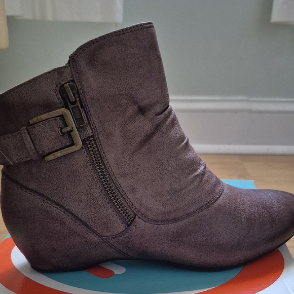 BareTraps Women's Dark Brown Ankle Booties - Picture 4 of 4